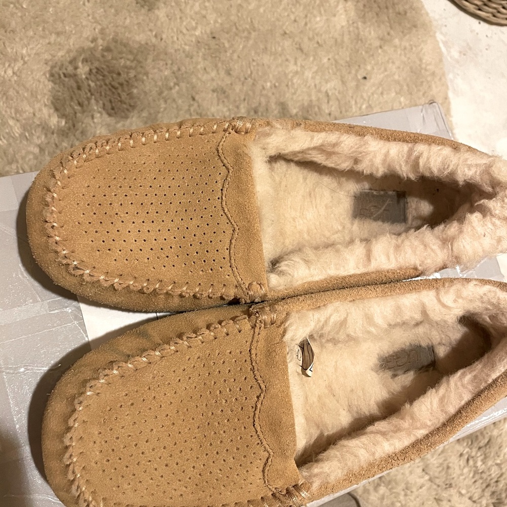 Ugh slippers size 6